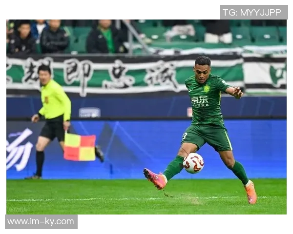 北看台球迷用手电筒拼出冠军奖杯形状为国安加油助威亚冠二国安战麦克阿瑟